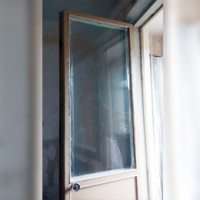 Провисла старая деревянная дверь на балкон