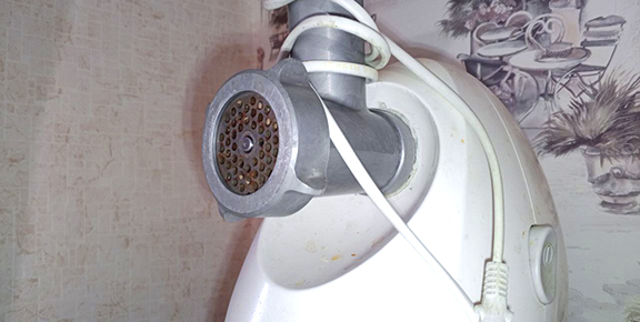 Сломался фиксатор решетки в мясорубке