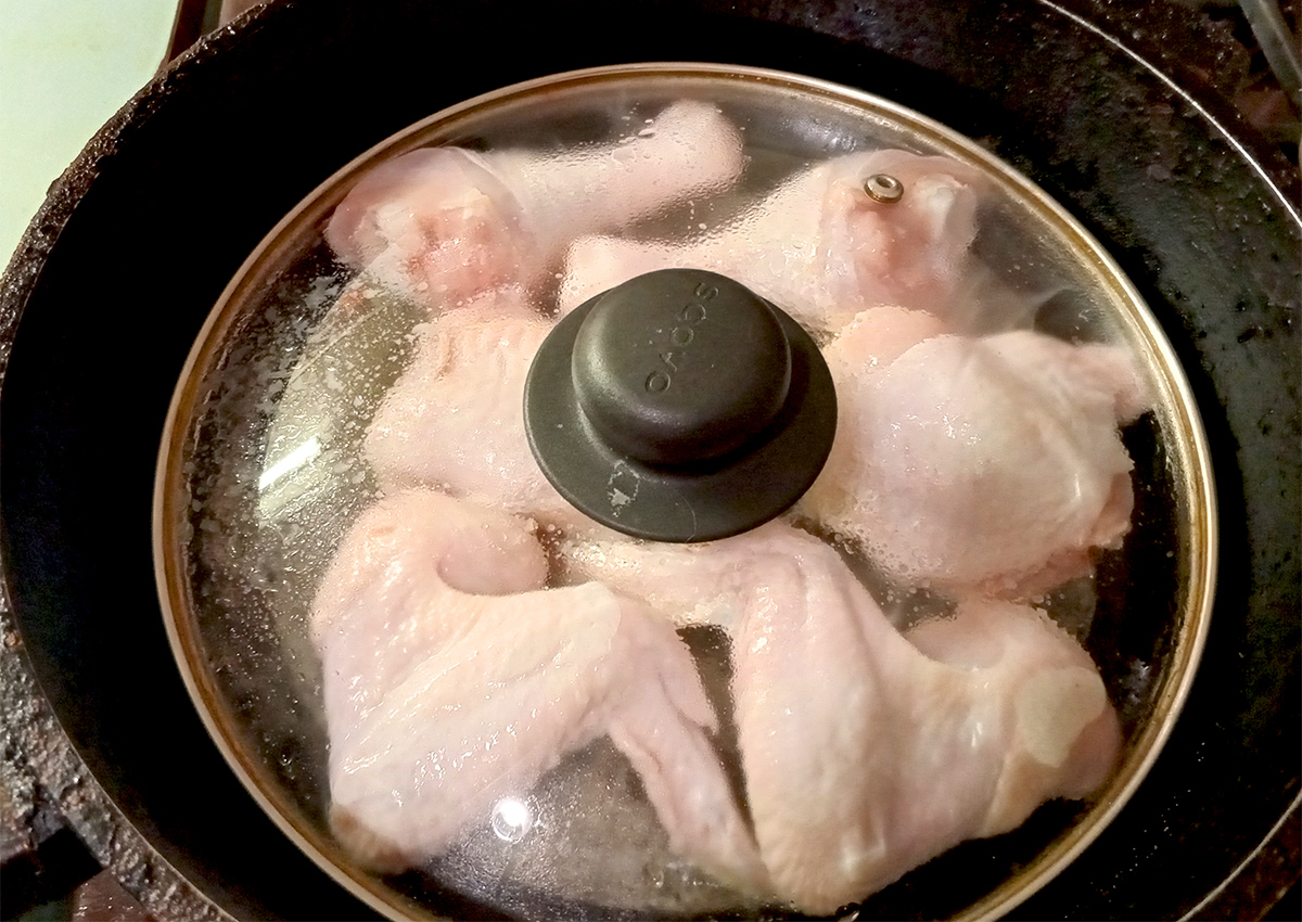 обжариваю курицу на сковороде